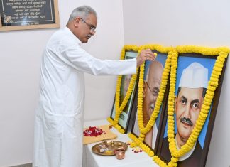 मुख्यमंत्री ने राष्ट्रपिता महात्मा गांधी, पूर्व प्रधानमंत्री स्वर्गीय श्री लाल बहादुर शास्त्री और शायर हाजी हसन अली को उनकी जयंती पर किया नमन