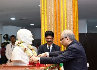 गांधी जयंती के अवसर पर मुख्य न्यायाधीश ने महात्मा गांधी की प्रतिमा का अनावरण कर उन्हें नमन किया