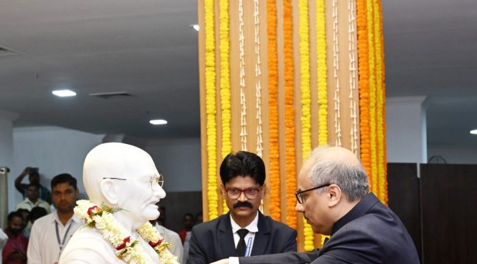 गांधी जयंती के अवसर पर मुख्य न्यायाधीश ने महात्मा गांधी की प्रतिमा का अनावरण कर उन्हें नमन किया