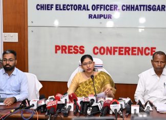 रायपुर : मुख्य निर्वाचन पदाधिकारी रीना बाबासाहेब कंगाले ने पत्रकार-वार्ता को किया संबोधित