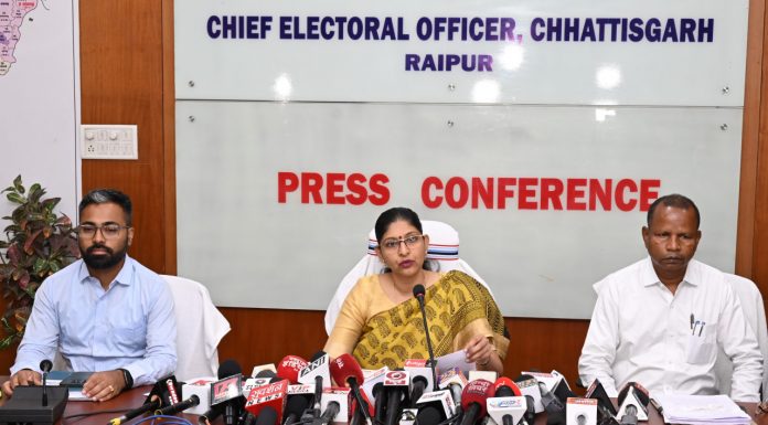 रायपुर : मुख्य निर्वाचन पदाधिकारी रीना बाबासाहेब कंगाले ने पत्रकार-वार्ता को किया संबोधित