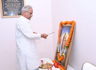 रायपुर : मुख्यमंत्री भूपेश बघेल ने वीरांगना रानी दुर्गावती की जयंती पर उन्हें नमन किया