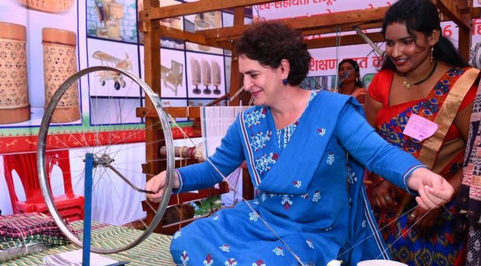 नगरीय निकाय एवं पंचायती राज महासम्मेलन : मुख्यमंत्री श्री बघेल और श्रीमती गांधी ने विभागीय स्टॉलों का किया अवलोकन