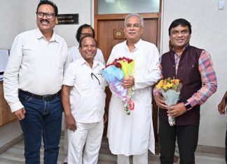 मुख्यमंत्री से छत्तीसगढ़ लोक सेवा आयोग के नवनियुक्त सदस्य ने की सौजन्य मुलाकात