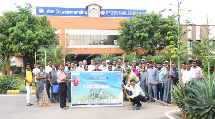 “दक्षिण पूर्व मध्य रेलवे रायपुर मंडल में महात्मा गांधी जी की जयंती के अवसर पर विभिन्न स्वच्छता कार्यक्रम आयोजित किए गए”