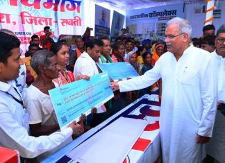 मुख्यमंत्री भूपेश बघेल ने सक्ति जिले के डभरा में आयोजित कार्यक्रम में विभिन्न योजनाओं के तहत हितग्राहियों को किया सामग्री वितरण