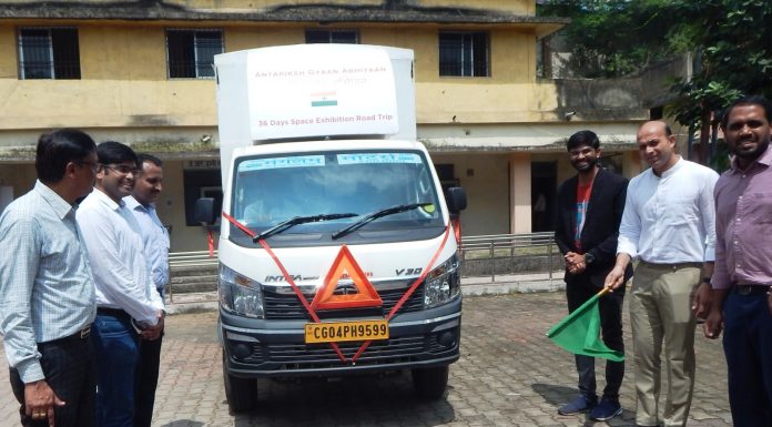कलेक्टर ने अंतरिक्ष ज्ञान अभियान की मोबाईल वैन को हरी झंडी दिखाकर रवाना किया