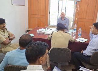 कलेक्टर ने अभनपुर विधानसभा में अधिकारी-कर्मचारियों की ली बैठक