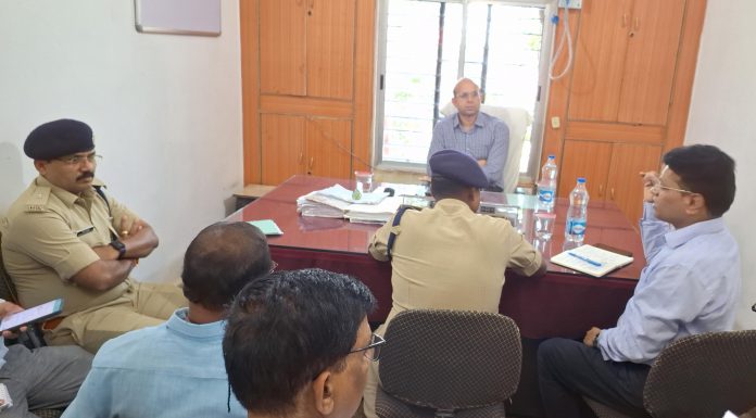 कलेक्टर ने अभनपुर विधानसभा में अधिकारी-कर्मचारियों की ली बैठक