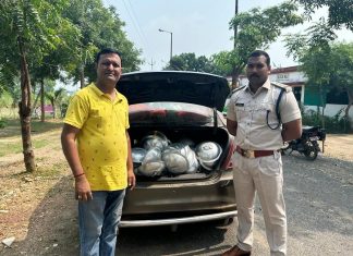 परिवहन चेकपोस्ट खम्हारपाली में दो अलग-अलग वाहनोें में 01 क्विंटल वजनी एल्युमीनियम के बर्तन और 3 लाख रूपए नगद बरामद