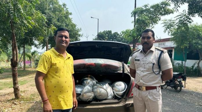 परिवहन चेकपोस्ट खम्हारपाली में दो अलग-अलग वाहनोें में 01 क्विंटल वजनी एल्युमीनियम के बर्तन और 3 लाख रूपए नगद बरामद