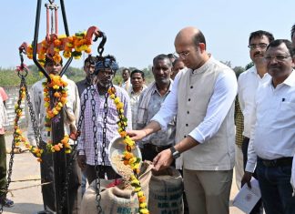कलेक्टर डॉ. भुरे ने मंदिर हसौद उपार्जन केंद्र में धान खरीदी का किया शुभारंभ