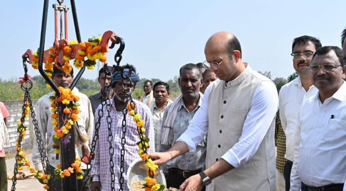 कलेक्टर डॉ. भुरे ने मंदिर हसौद उपार्जन केंद्र में धान खरीदी का किया शुभारंभ