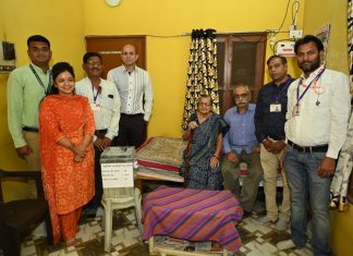 बुजुर्ग मतदाताओं को मतदान की घर पहुंच सुविधा: कलेक्टर डॉ भुरे के साथ मतदान दल पहुँचा तात्यापारा की श्रीमती सुमन के घर
