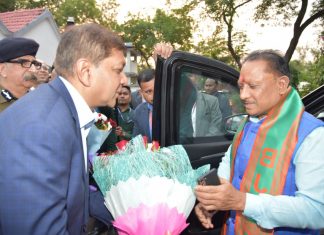 मुख्यमंत्री विष्णुदेव साय से प्रदेश के मुख्य सचिव अमिताभ जैन और पुलिस महानिदेशक अशोक जुनेजा ने सौजन्य मुलाकात कर उन्हें बधाई और शुभकामनाएं दी