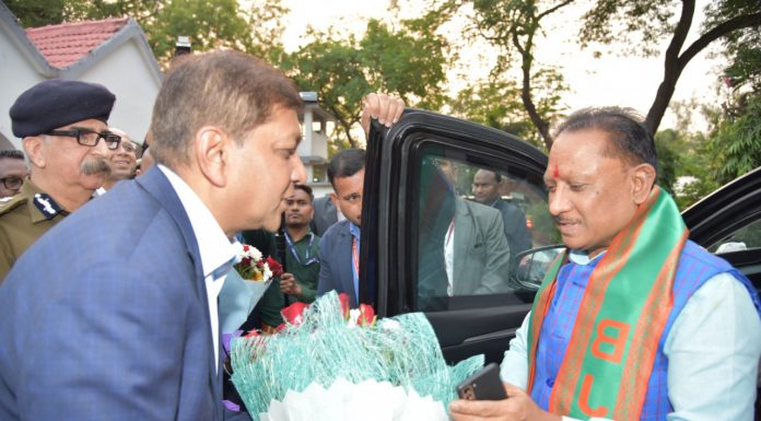 मुख्यमंत्री विष्णुदेव साय से प्रदेश के मुख्य सचिव अमिताभ जैन और पुलिस महानिदेशक अशोक जुनेजा ने सौजन्य मुलाकात कर उन्हें बधाई और शुभकामनाएं दी