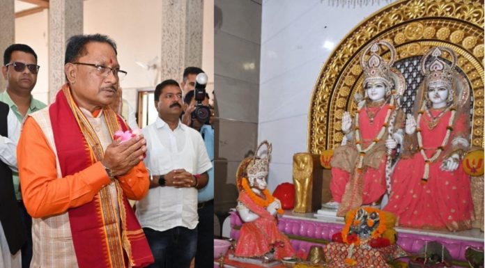 छत्तीसगढ़ प्रदेश के नवनियुक्त मुख्यमंत्री विष्णुदेव साय आज सुबह राजधानी रायपुर के वीआईपी रोड स्थित भगवान श्रीराम के मंदिर पहुंचे