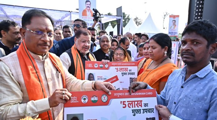 रायपुर : मुख्यमंत्री श्री साय ने विकसित भारत संकल्प यात्रा के शुभारंभ पर विभिन्न विभागों के स्टॉल का किया अवलोकन