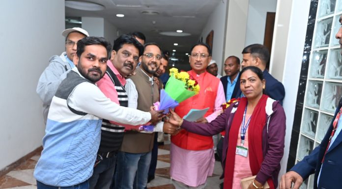 मुख्यमंत्री से मंत्रालय कर्मचारी संघ के प्रतिनिधिमंडल ने की मुलाकात