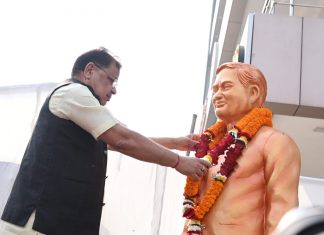 पूर्व प्रधानमंत्री भारतरत्न स्वर्गीय वाजपेयी की प्रतिमा पर सांसद सोनी, विधायक मिश्रा ने माल्यार्पण कर उन्हें नमन किया