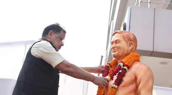 पूर्व प्रधानमंत्री भारतरत्न स्वर्गीय वाजपेयी की प्रतिमा पर सांसद सोनी, विधायक मिश्रा ने माल्यार्पण कर उन्हें नमन किया