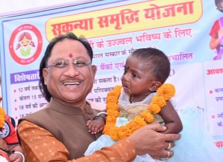 मुख्यमंत्री विष्णु देव साय ने ग्राम बेन्द्री में लगाए गए विभिन्न विभागीय स्टालों का अवलोकन किया