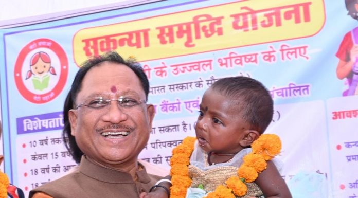 मुख्यमंत्री विष्णु देव साय ने ग्राम बेन्द्री में लगाए गए विभिन्न विभागीय स्टालों का अवलोकन किया