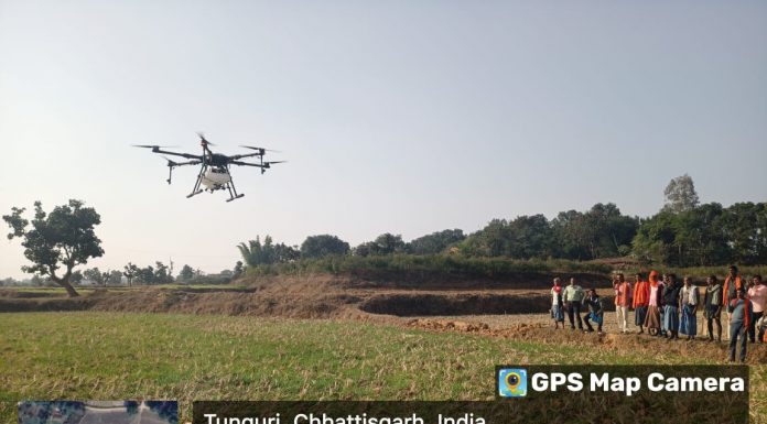 ड्रोन से नैनो फर्टिलाइजर का छिडकाव’’ के डेमो का विकसित भारत संकल्प यात्रा शिविर स्थल पर हो रहा प्रदर्शन