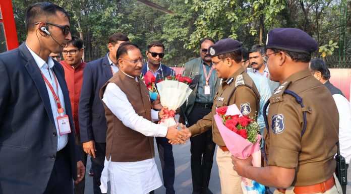 मुख्यमंत्री विष्णु देव साय ओ पी जिंदल एयर स्ट्रीप रायगढ़ पहुँचे