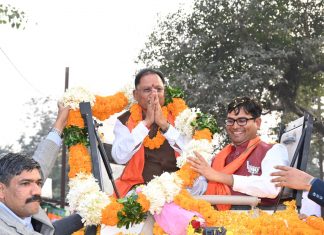 सांस्कृतिक नगरी रायगढ़ में रोड शो के दौरान विष्णु देव साय का मंत्री ओपी चौधरी ने पुष्प माला पहनाकर किया स्वागत