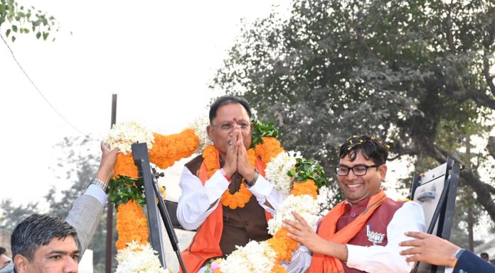 सांस्कृतिक नगरी रायगढ़ में रोड शो के दौरान विष्णु देव साय का मंत्री ओपी चौधरी ने पुष्प माला पहनाकर किया स्वागत