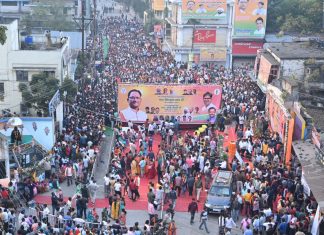 रोड शो के दौरान मुख्यमंत्री विष्णु देव साय पर रायगढ़ की जनता पुष्पवर्षा करती रही