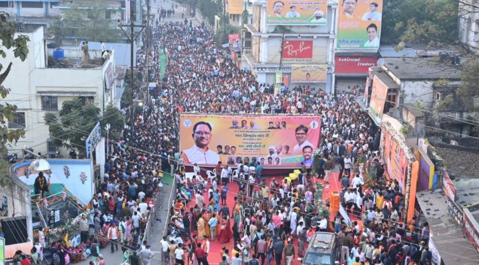 रोड शो के दौरान मुख्यमंत्री विष्णु देव साय पर रायगढ़ की जनता पुष्पवर्षा करती रही