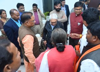 शहीद कर्नल विप्लव त्रिपाठी के परिजनों ने मुख्यमंत्री से शहीद के प्रतिमा अनावरण कार्यक्रम में आने का किया आग्रह