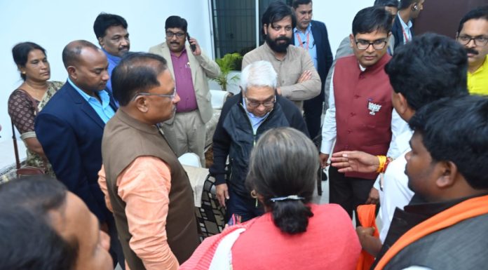 शहीद कर्नल विप्लव त्रिपाठी के परिजनों ने मुख्यमंत्री से शहीद के प्रतिमा अनावरण कार्यक्रम में आने का किया आग्रह