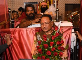मुख्यमंत्री बाबाधाम कोसमनारा पहुंचे, सत्यनारायण बाबा से लिया आशीर्वाद