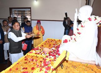 मुख्यमंत्री ने सुबह की पहली किरण के साथ बनोरा आश्रम पहुंचकर बाबा प्रियदर्शी राम के दर्शन के लिए पहुंचे, प्रदेशवासियों के सुख समृद्धि और खुशहाली की कामना की