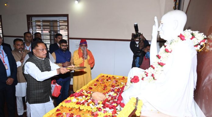 मुख्यमंत्री ने सुबह की पहली किरण के साथ बनोरा आश्रम पहुंचकर बाबा प्रियदर्शी राम के दर्शन के लिए पहुंचे, प्रदेशवासियों के सुख समृद्धि और खुशहाली की कामना की