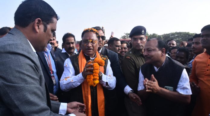 मुख्यंमत्री बनने के बाद गृह जिला जशपुर में नगर में पहले आगमन पर मुख्यमंत्री विष्णु देव साय का स्थानीय हैलीपेड में हुआ आत्मीय स्वागत
