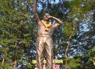 मुख्यमंत्री विष्णुदेव साय ने स्वर्गीय दिलीप सिंह जूदेव की प्रतिमा का माल्यार्पण किया