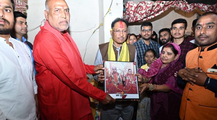 श्री श्री 108 श्री गुरुदेव स्वामी धनपती पंडा जी की गुरु गद्दी का आशीर्वाद लेने भुइंयापानी पहुंचे मुख्यमंत्री विष्णु देव साय