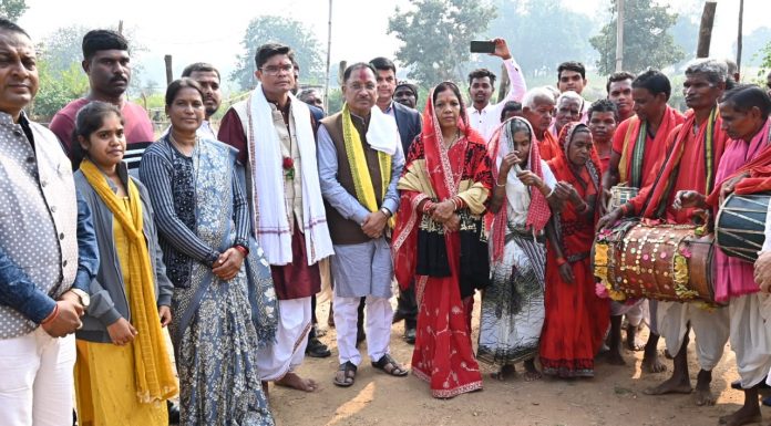 मुख्यमंत्री विष्णुदेव साय रायगढ़ जिले के ग्राम भुईयापानी में भगवान शिव और बजरंगबली के दर्शन के लिए पहुंचे