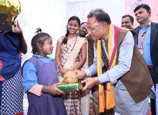 जब बिरहोर बच्ची ने दिल जीत लिया मुख्यमंत्री का