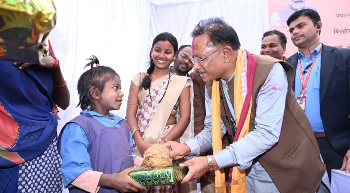 जब बिरहोर बच्ची ने दिल जीत लिया मुख्यमंत्री का