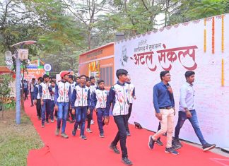 रेसीडेंशियल स्कूल के छात्रों के दल ने देखी अटल जी पर लगाई गई प्रदर्शनी
