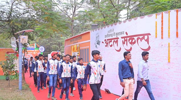 रेसीडेंशियल स्कूल के छात्रों के दल ने देखी अटल जी पर लगाई गई प्रदर्शनी