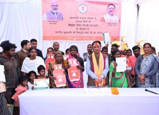 मुख्यमंत्री के हाथों 60 साल की नान्हीबाई को मिला उज्जवला गैस कनेक्शन