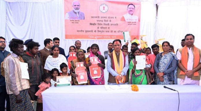 मुख्यमंत्री के हाथों 60 साल की नान्हीबाई को मिला उज्जवला गैस कनेक्शन