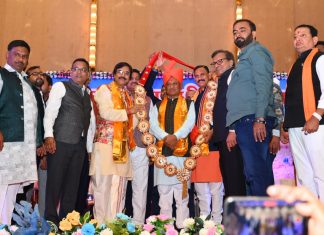 मुख्यमंत्री साय का मिलर्स एसोसिएशन के सदस्यों ने ड्रायफ्रूट की माला, साफा और गजमाला पहनाकर अभिनंदन किया