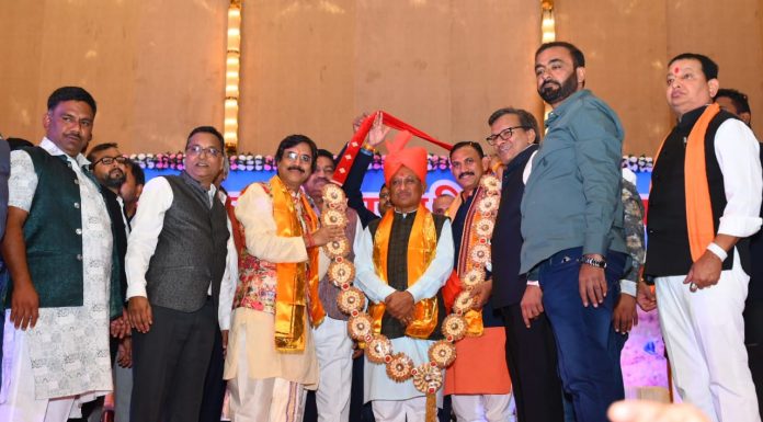 मुख्यमंत्री साय का मिलर्स एसोसिएशन के सदस्यों ने ड्रायफ्रूट की माला, साफा और गजमाला पहनाकर अभिनंदन किया